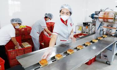 Đóng gói bánh nướng tại cơ sở sản xuất bánh Tiến Lợi (TP Bắc

 Giang).