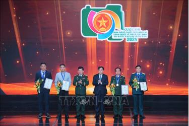 Các tác giả nhận giải Nhất Cuộc thi. Ảnh: Hoàng Hiếu/TTXVN