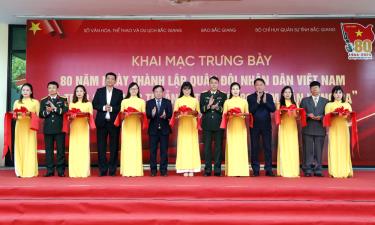 Các đại biểu cắt băng khai mạc.