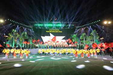 Chương trình có sự tham gia của đông đảo nghệ sĩ, diễn viên và chiến sĩ trong lực lượng vũ trang.