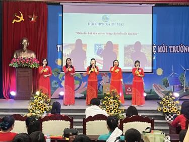 Tiết mục văn nghệ của Hội Phụ nữ xã Tư Mại