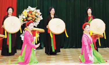 Các học viên thực hành trình diễn quan họ.