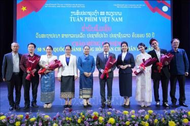 Các đại biểu Việt Nam - Lào chụp ảnh chung tại Lễ bế mạc Tuần phim Việt Nam tại thủ đô Vientiane. Ảnh: Đỗ Bá Thành/TTXVN