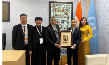 Đồng chí Mai Sơn tặng tranh dân gian Đông Hồ cho các đại biểu dự kỳ họp.