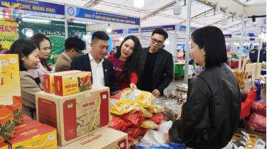 Đông đảo người dân, du khách đã tới tham quan, mua sắm trong ngày khai mạc hội chợ Thương mại và Du lịch quốc tế Việt - Trung.