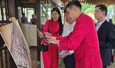 Du khách trải nghiệm không gian văn hóa di sản công nghệ trong Đại Nội Huế. Ảnh: L.Minh