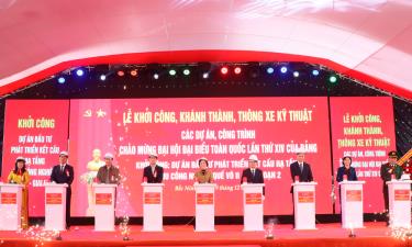 Phó Thủ tướng Chính phủ cùng các đại biểu phát lệnh khởi công dự án.