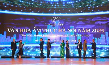 Các đại biểu thực hiện nghi thức khai mạc Lễ hội.