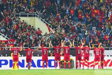 Các thành viên đội tuyển Việt Nam cảm ơn người hâm mộ đến với sân Mỹ Đình trận chung kết lượt đi hôm 13/1. (Ảnh: TRẦN HẢI)