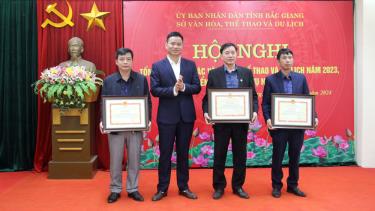 Thừa ủy quyền của Bộ VHTTDL, đồng chí Trương Quang Hải, Giám đốc Sở VHTTDL trao Bằng khen cho các tập thể, cá nhân.