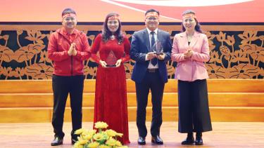 Đồng chí Lê Thị Thu Hồng cùng đại diện Báo Tiền Phong trao biểu trưng cho các đơn vị tham gia tổ chức chương trình.