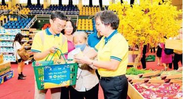 Người nghèo vui mừng mua hàng tại Siêu thị mini Tết 0 đồng.