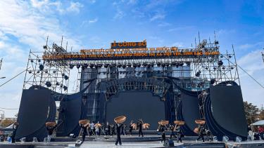 Diễn viên tập luyện trên sân khấu chính trước giờ biểu diễn tại Lễ công bố huyện Việt Yên trở thành thị xã.