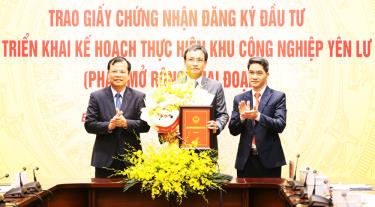 

Phó Chủ tịch UBND tỉnh Phan Thế Tuấn trao giấy chứng nhận đăng ký đầu tư cho doanh nghiệp thực hiện dự án xây dựng hạ tầng KCN Yên Lư. Ảnh: Dương Thủy.