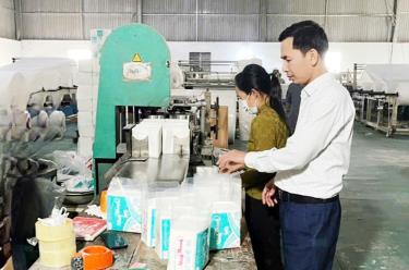 Anh Nguyễn Văn Hưng kiểm tra quy trình sản xuất giấy.