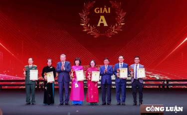 Đồng chí Tổng Bí thư Tô Lâm và đồng chí Trần Cẩm Tú - Ủy viên Bộ Chính trị, Thường trực Ban Bí thư, Chủ nhiệm Ủy ban Kiểm tra Trung ương trao Giải A cho các tác giả đoạt giải.