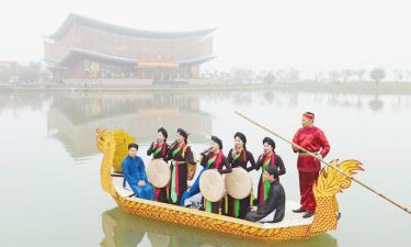 Hát quan họ phục vụ bà con nhân dân tại Hồ Vua Bà, khu phố Viêm Xá, tỉnh Bắc Ninh.