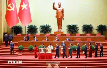 Các đồng chí lãnh đạo Đảng, Nhà nước bỏ phiếu bầu Ban Chấp hành Trung ương Đảng khóa XIV.