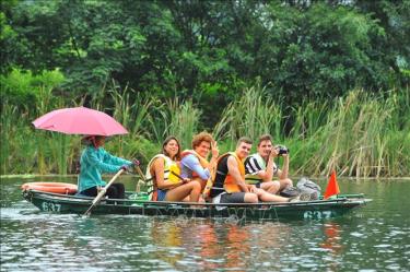 Du khách tham quan khu du lịch Tràng An. Ảnh: Minh Đức/TTXVN