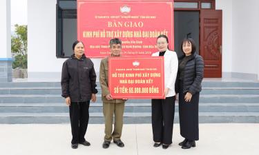 Đồng chí Thái Hải Anh bàn giao kinh phí hỗ trợ xây dựng nhà đại đoàn kết cho gia đình ông Nguyễn Văn Sinh.