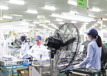 Các doanh nghiệp trong và ngoài khu công nghiệp hoạt động bình thường và được quyền tự chủ trong trong việc xét nghiệm,
truy vết cách ly, áp dụng các biện pháp phòng dịch gắn với sản xuất kinh doanh.