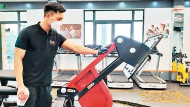 Nhân viên phòng tập thể hình Start Fitness, phường Hoàng Văn Thụ (TP Bắc Giang) vệ sinh dụng cụ luyện tập chuẩn bị phục vụ khách.