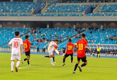 Với đội hình gồm nhiều cầu thủ chưa từng có thời gian tập luyện cùng nhau, nên U23 Việt Nam buộc phải chơi thận trọng. Ảnh: VFF