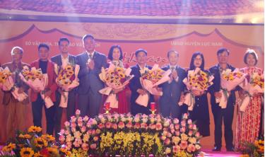 Đồng chí Mai Sơn tặng hoa cho đại diện các huyện, TP tham gia Liên hoan.