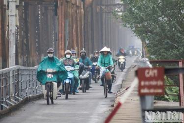 Các chuyên gia khuyến cáo người dân cần chú ý đến việc bảo vệ sức khỏe, đặc biệt đường hô hấp trong điều kiện nồm, ẩm còn kéo dài. (Ảnh: Nhật Quang)