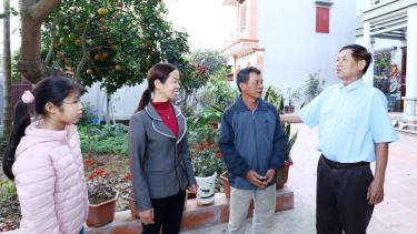 Đồng chí Phạm Văn Khính (ngoài cùng bên phải) trò chuyện với nhân dân trong thôn.