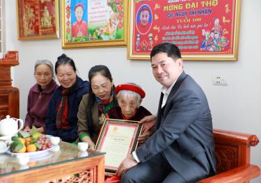 Bí thư Tỉnh ủy Nguyễn Hồng Thái trao Thiếp mừng thọ 100 tuổi của Chủ tịch nước cho cụ Ngụy Thị Nhận, tổ dân phố Phùng Hưng, phường Cảnh Thụy.