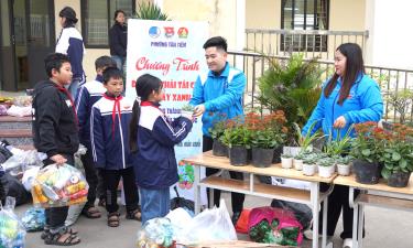 Chương trình “Đổi rác tái chế lấy cây xanh” do Đoàn Thanh niên phường Tân Tiến triển khai tại Trường Trung học cơ sở Hương Gián.