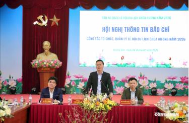 Ông Trần Đức Hải - Bí thư Đảng uỷ xã Hương Sơn, Trưởng ban chỉ đạo lễ hội Chùa Hương phát biểu tại họp báo.