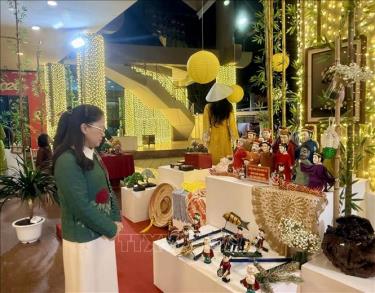 Khách tham quan gian trưng bày Hội Xuân Bính Ngọ 2026.