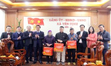 Đồng chí Lê Xuân Lợi cùng thành viên đoàn công tác tặng quà người có công, hộ nghèo xã Yên  Định.