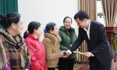 Đồng chí Ngô Văn Cương trao quà các gia đình có hoàn cảnh khó khăn tại phường Kinh Bắc.