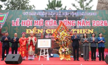 Các đồng chí lãnh đạo tỉnh tặng hoa chúc mừng lễ hội.