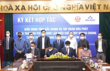 Chủ tịch UBND tỉnh Lê Ánh Dương cùng Phó Chủ tịch UBND tỉnh Lê Ô Pích chứng kiến Sở Xây dựng, Tập đoàn Hòa Phát
và các đơn vị tư vấn ký kết hợp tác, tài trợ.