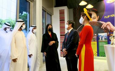 Đại sứ Việt Nam tại UAE Nguyễn Mạnh Tuấn cùng Giám đốc Nhà Triển lãm Việt Nam Phùng Thị Thanh Thủy vinh dự tiếp kiến Ngài Sheikh Mohammed bin Rashid al Maktoum, Quốc vương Dubai, Phó Tổng thống kiêm Thủ tướng UAE đến thăm Nhà Triển lãm Việt Nam nhân Ngày Quốc tế Phụ nữ. (Ảnh: EXPO 2020 Dubai)