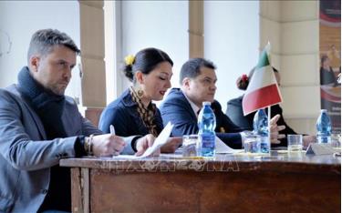 Lãnh sự danh dự Việt Nam tại Napoli Silvio Vecchione tham dự sự kiện. (Ảnh: TTXVN)