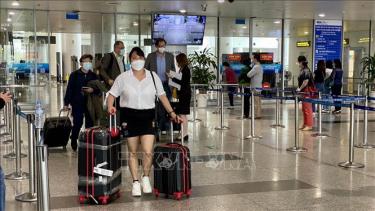 Khách quốc tế đến Hà Nội trong ngày đầu mở cửa đón khách du lịch. Ảnh: TTXVN