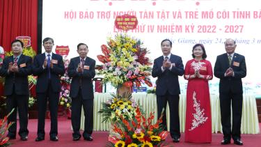 Đồng chí Nghiêm Xuân Hưởng tặng hoa chúc mừng Đại hội.