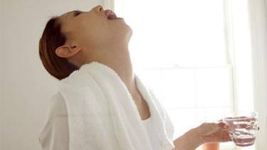 Cố gắng để dung dịch xuống sâu nhất vùng cổ họng