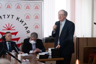 Tiến sĩ khoa học Andrei Fedorin bên bộ sách vừa được giới thiệu. Ảnh: THANH THỂ