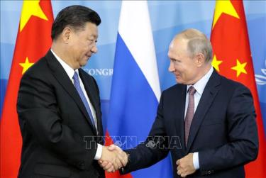 Tổng thống Nga Vladimir Putin (phải) và Chủ tịch Trung Quốc Tập Cận Bình tại cuộc gặp ở Vladivostok ngày 11/9/2018. Ảnh tư liệu: AFP/TTXVN
