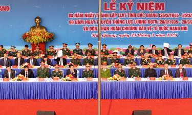 Các đại biểu dự lễ kỷ niệm.