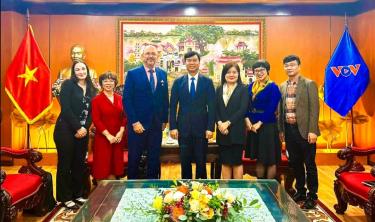 Phó Tổng Giám đốc VOV Ngô Minh Hiển tiếp và làm việc với Đại sứ đặc mệnh toàn quyền Thụy Sỹ tại Việt Nam Thomas Gass. Ảnh: VOV