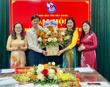 Lãnh đạo Hội Nhà báo tỉnh tặng hoa chúc mừng Đại hội