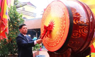 Bí thư Tỉnh ủy Bắc Ninh Nguyễn Hồng Thái đánh trống khai hội Kinh Dương Vương.