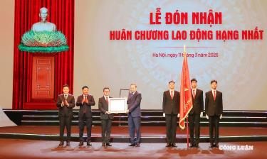 Tổng Bí thư Tô Lâm trao Huân chương Lao động hạng Nhất tặng Báo Nhân Dân nhân dịp kỷ niệm 75 năm Ngày Báo Nhân Dân ra số đầu tiên.